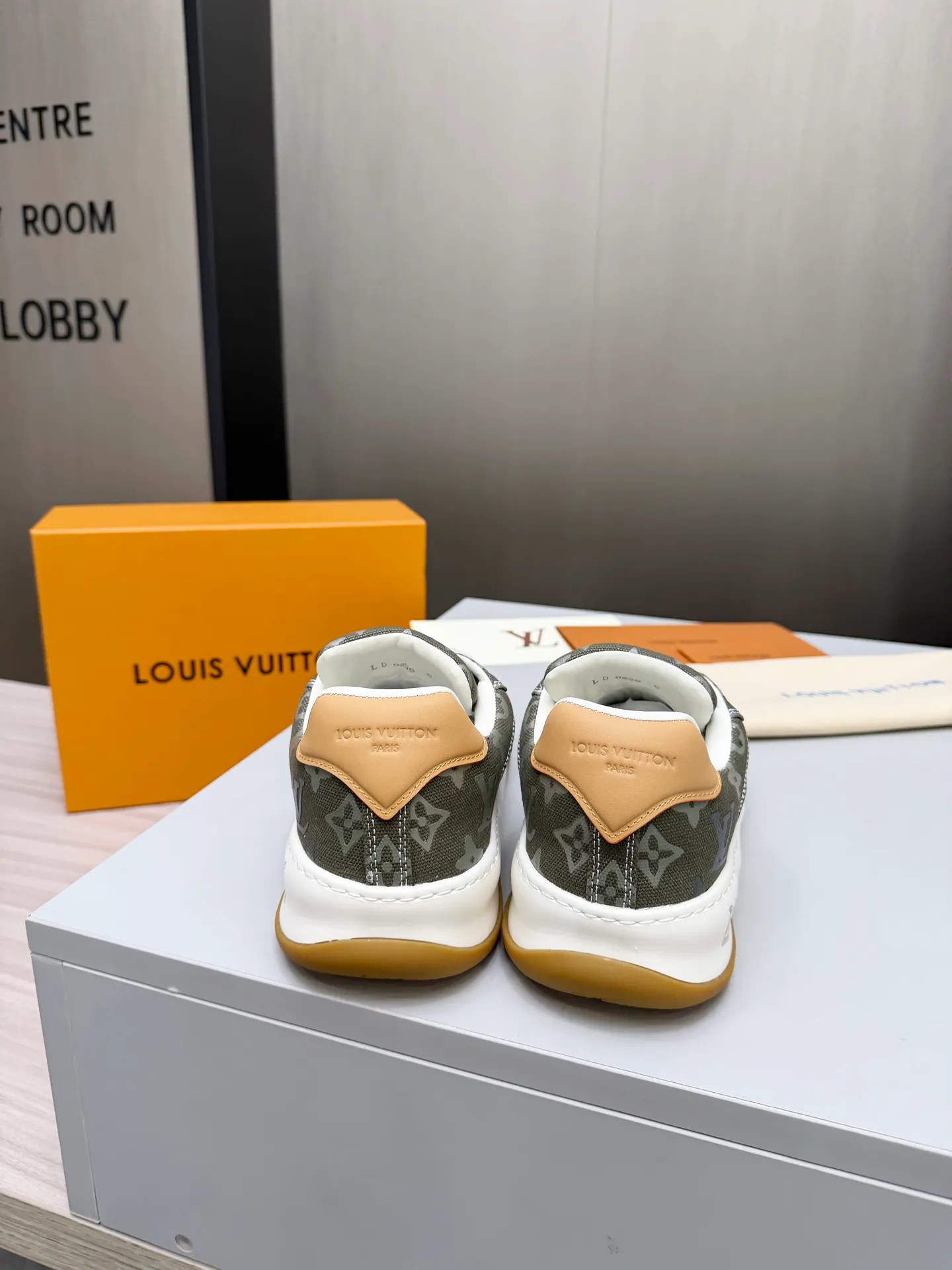 Men's men's shoes P640! Top version LV-Louis Vuitton-classic catwalk new style, empty glue process·original 1:1 development and reproduction! ! The upper foot is very comfortable. It is made of luxurious materials and fine workmanship. The midsole is printed with English letters "Made in Europe". The upper is made of calfskin imported from Italy. The side is decorated with the brand's LOGO and signature. The latest latex foot pads and mesh lining make the foot feel super comfortable. The original two-color TPU combination outsole is specially provided by the original factory. Bag technology Goodyear stitched edges Fabric: Exclusive custom first-layer cowhide Accessories: Exclusive private model Vuitton logo, lining: Customized silk mesh lining - first-layer silk cowhide lining Outsole: TPU combination outsole wear-resistant, non-slip and anti-yellowing Foot pads: new latex pads-mesh sweat-absorbent Counter technology: fully computerized sewing machine wire drawing Toe box back cover Hot and cold shaping Full set of pull-top last with medium and low logo pattern Code number 39-45